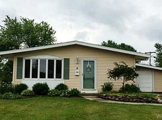 8 Jenell Dr, Grand Island, NY 14072