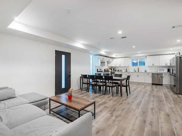1186 W 37th Pl - USC DPS — Photo 5