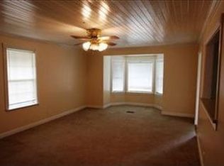 302 W Bridgers St, Burgaw, NC 28425