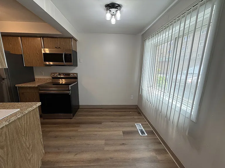 Aristocrat Apartments — Photo 6