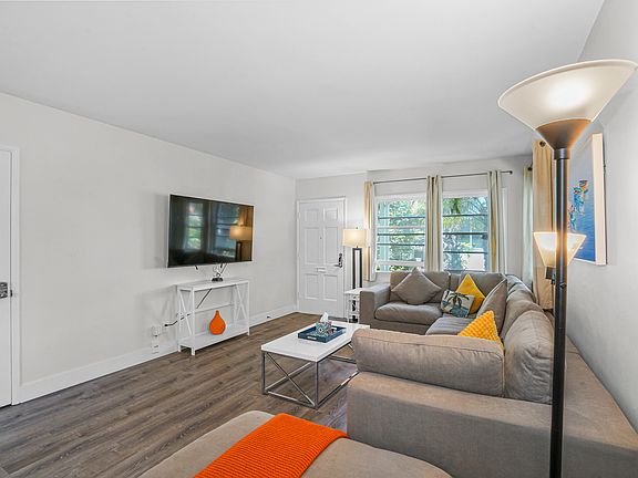 4th image of 834 Felspar St
