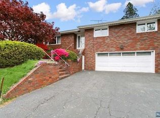 106 Lakeview St, River Edge, NJ 07661