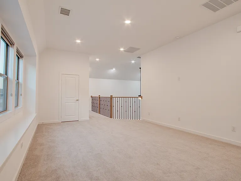 724 Kendall Ln — Photo 15