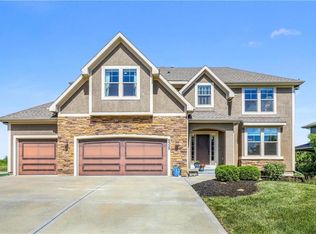 9328 Sunray Dr, Shawnee, KS 66227