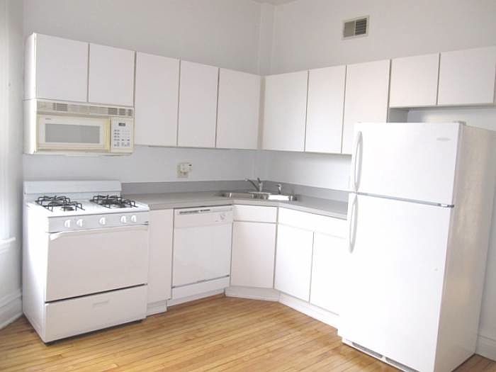 2nd image of 2025 W Roscoe St APT 1R