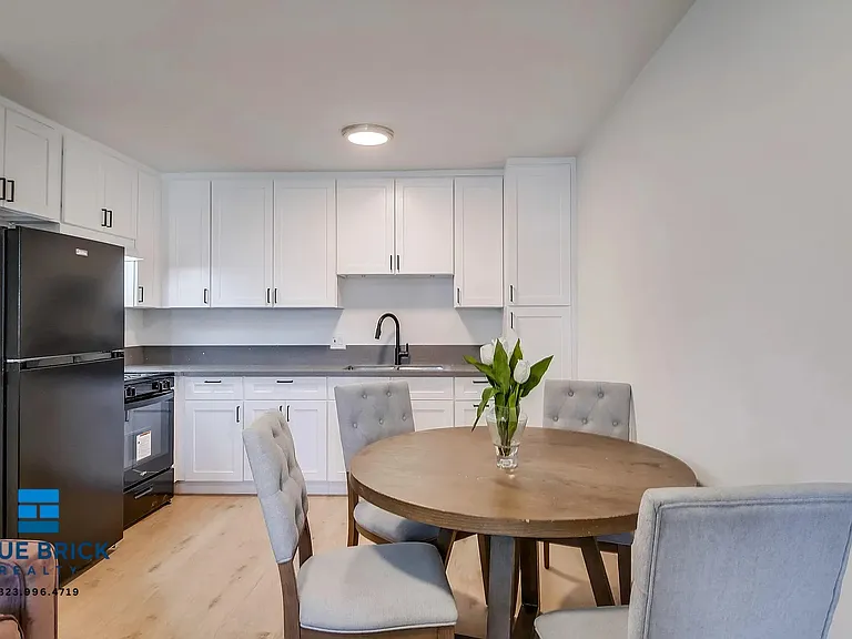 14235 Vanowen St #6 — Photo 4