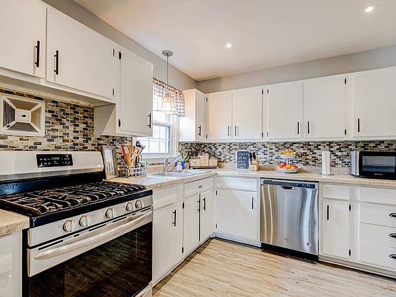 5th image of 2305 Venetian Way