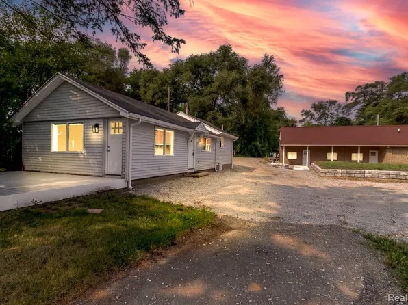 2510 Lakeside Dr, Highland, MI 48356