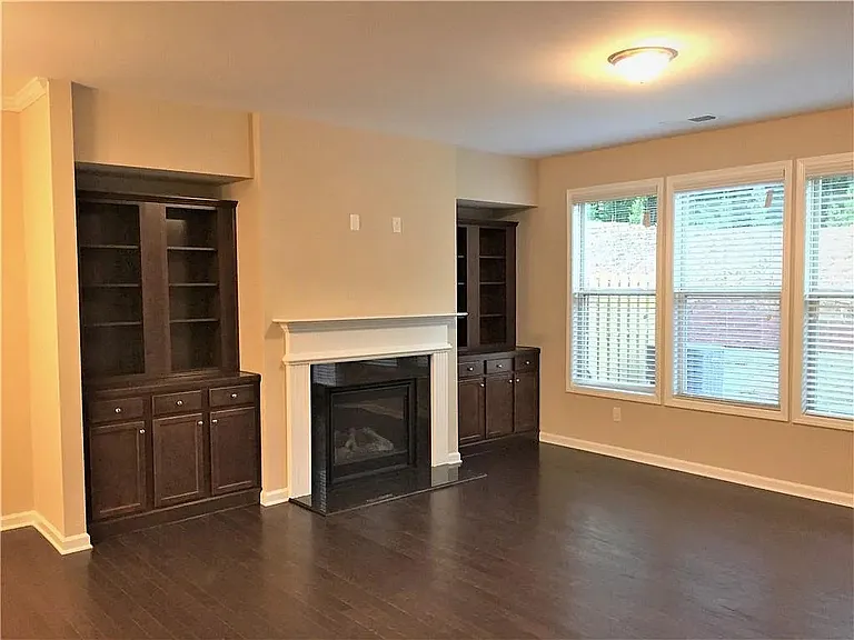 1055 Hampton Oaks Dr — Photo 5