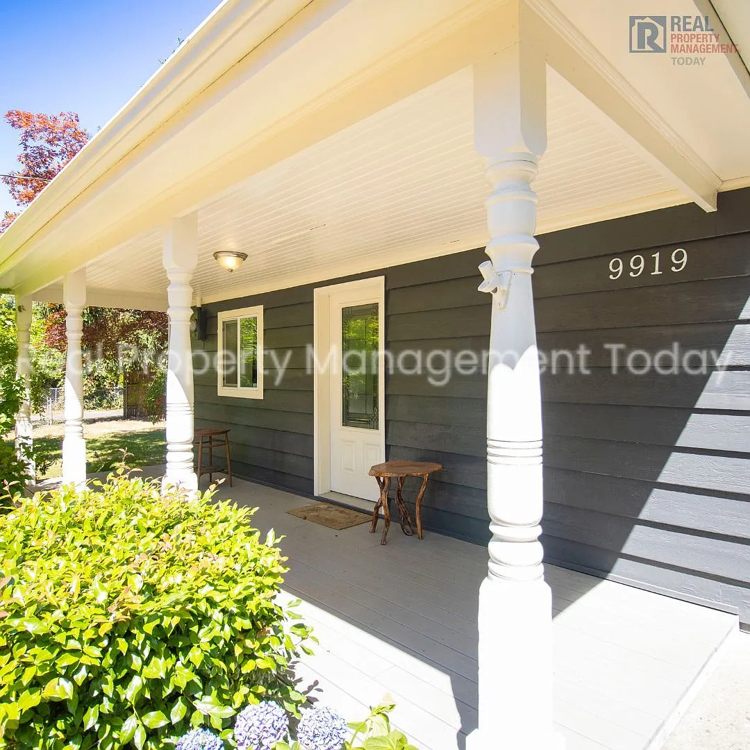 Charming 5 Bedroom + Huge yard! — Photo 3