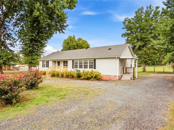 5272 Branson Davis Rd, Sophia, NC 27350