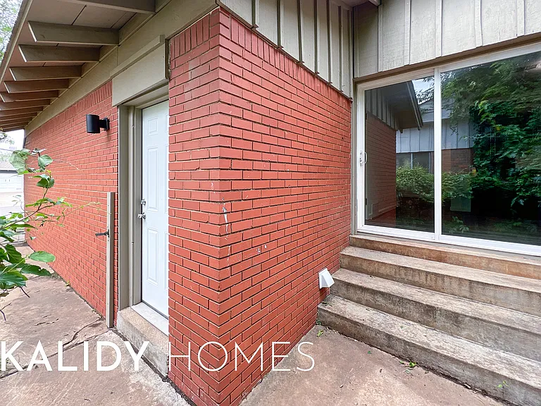 402 W Fairchild Dr — Photo 17