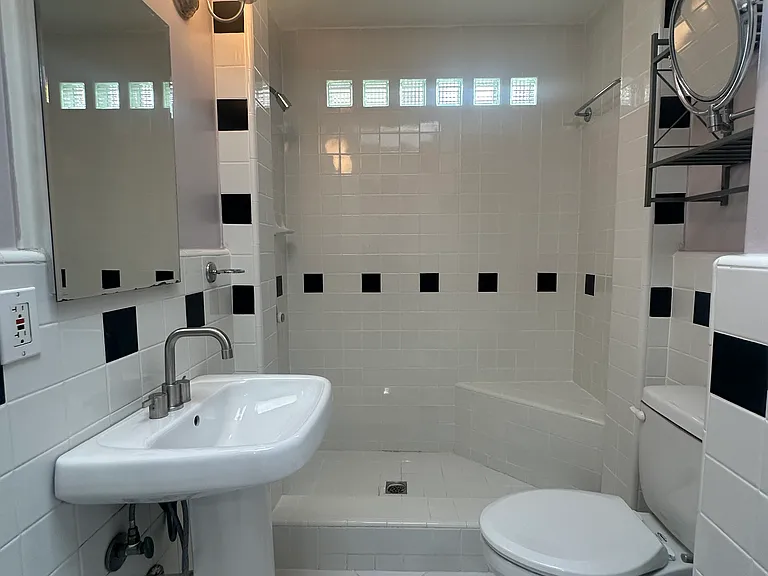 1613 Mariposa Ave — Photo 27