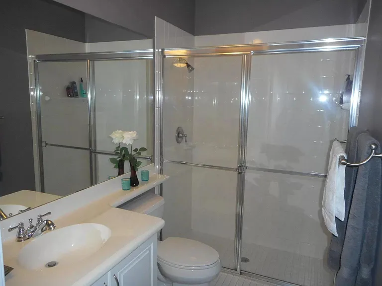 Bathroom 1 (first floor)