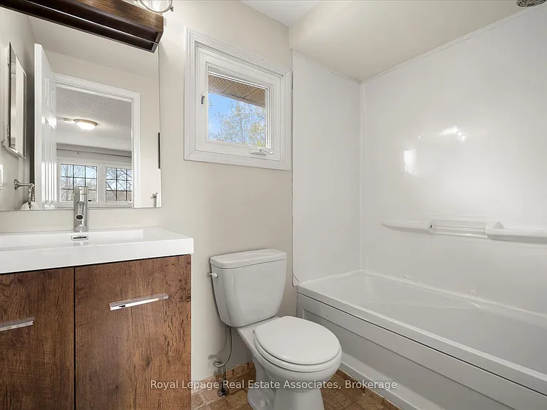 438 Claremont Cres — Photo 10