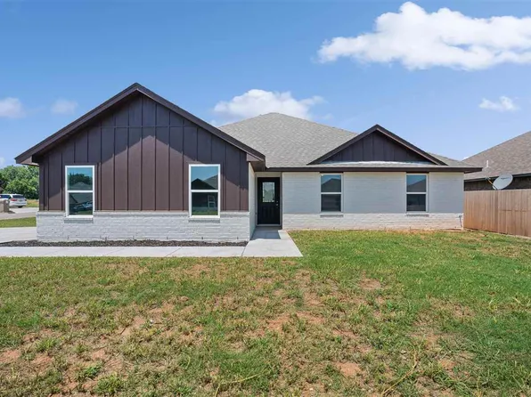 202 NW Sandstone Ave, Cache, OK 73527