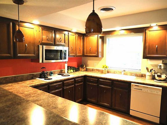 4th image of 605 Arrow Dr NE