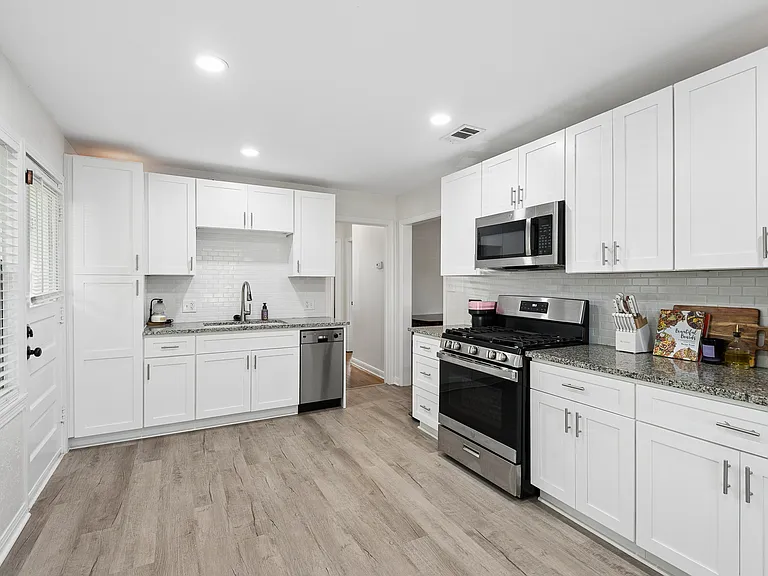 2821 S Hills Ave — Photo 4