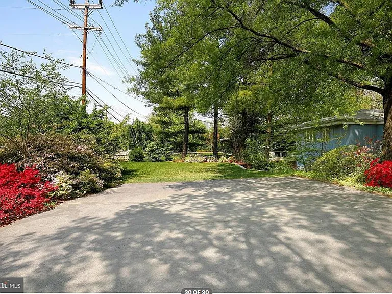 11825 Falls Rd #L101 — Photo 31
