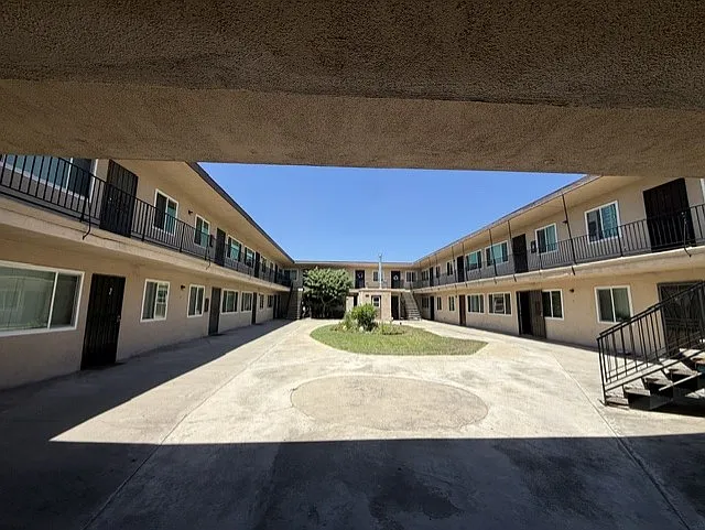 2 bed, 1100 sqft, $2,200 — Photo 2
