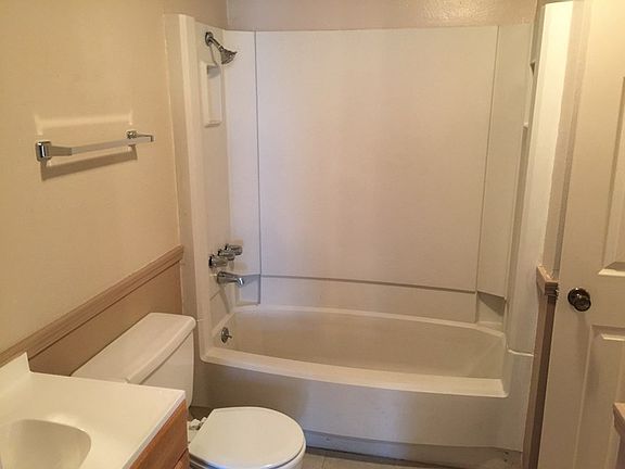4th image of 303 Woodale Dr Unit A
