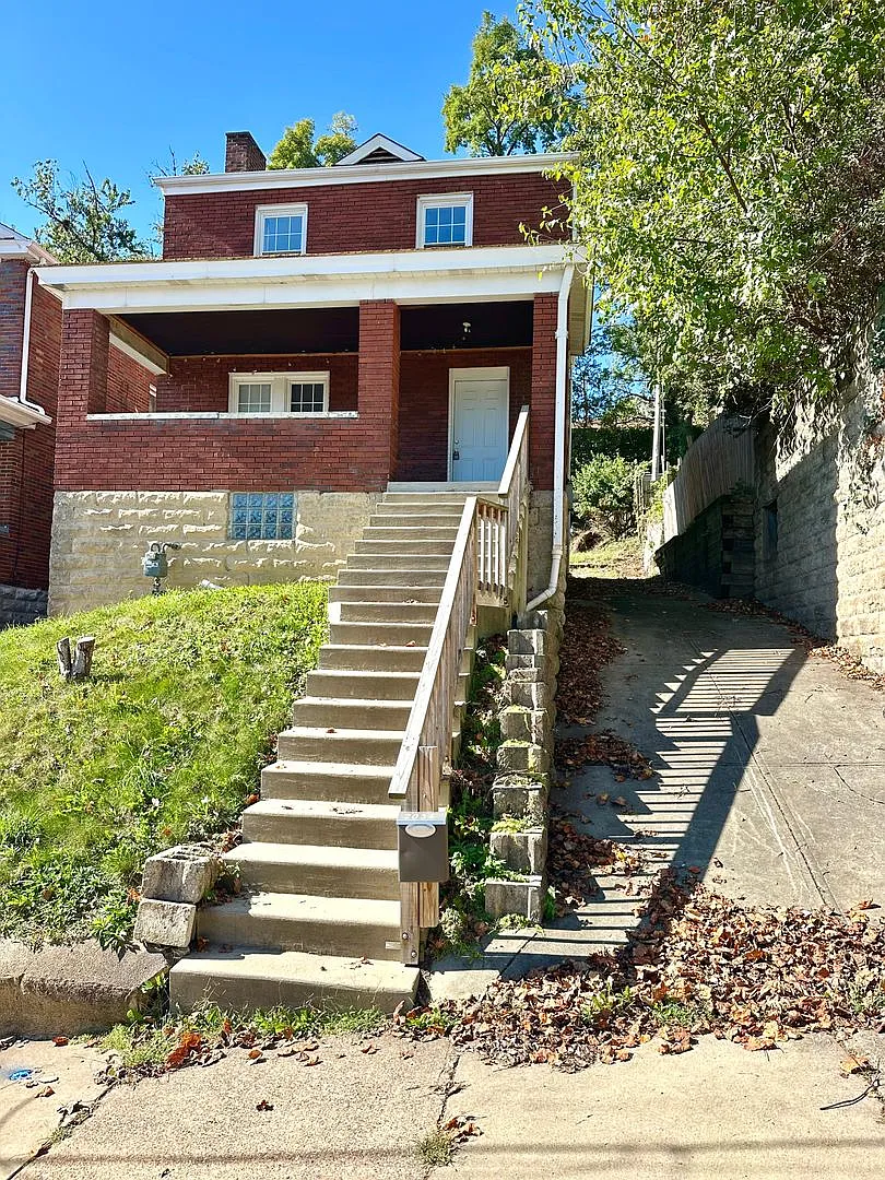 Updated 3 Bedroom, 1 Bath Home on a Quiet Dead-End Street in Carrick - Available 11/15! — Photo 1
