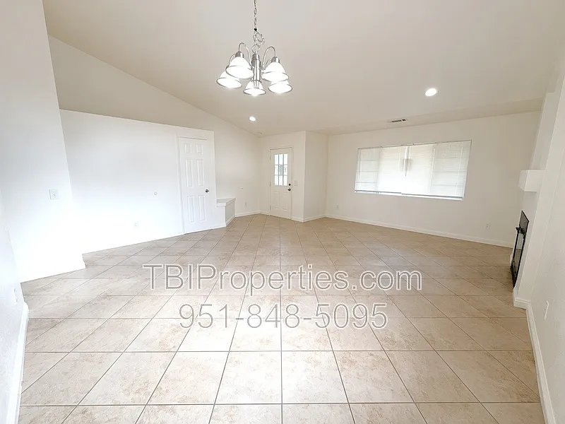3 bed, 2.0 bath, 1500 sqft, $2,095 — Photo 2