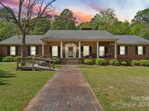 505 Bauersfeld St, Hamlet, NC 28345