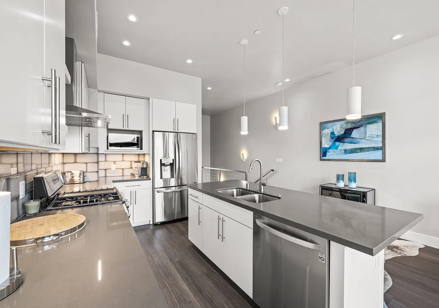 Fully Furnished Modern Downtown Townhome Utilities Included Walk to River & Midtown — Photo 3