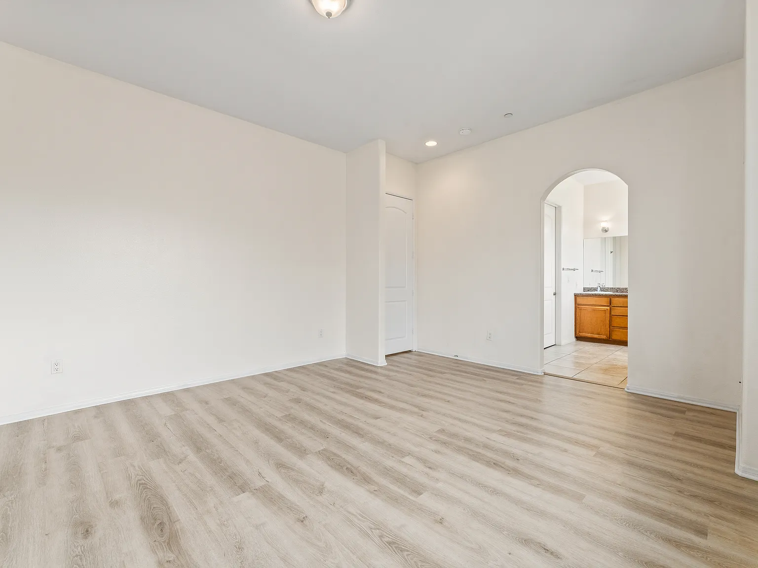 3 bed, 1341 sqft, $3,399 — Photo 4