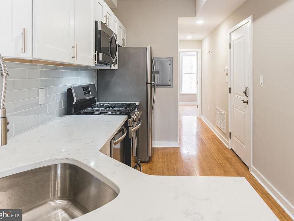 1st image of 1924 Poplar St Floor 2