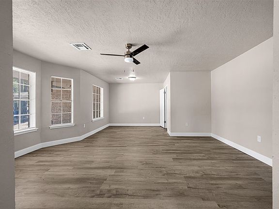 5th image of 301 W Rock Creek Dr