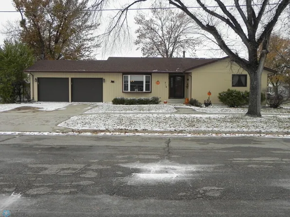 319 3rd St N, Wahpeton, ND 58075