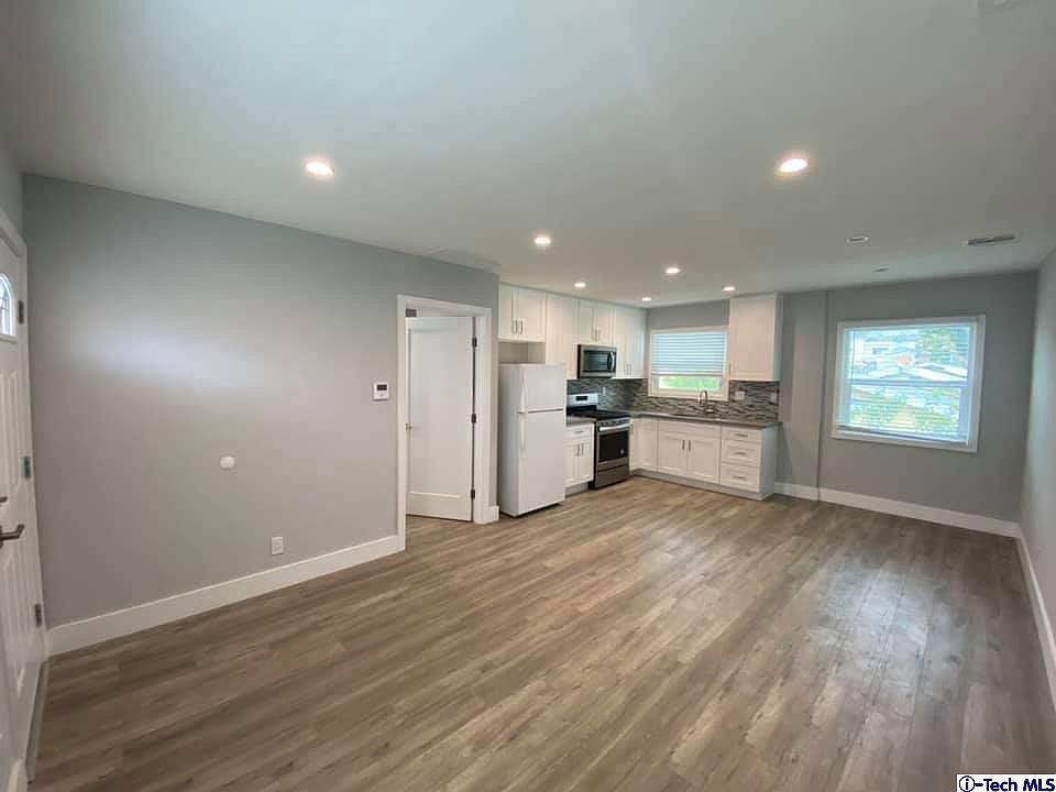 1st image of 551 Palm Dr #B