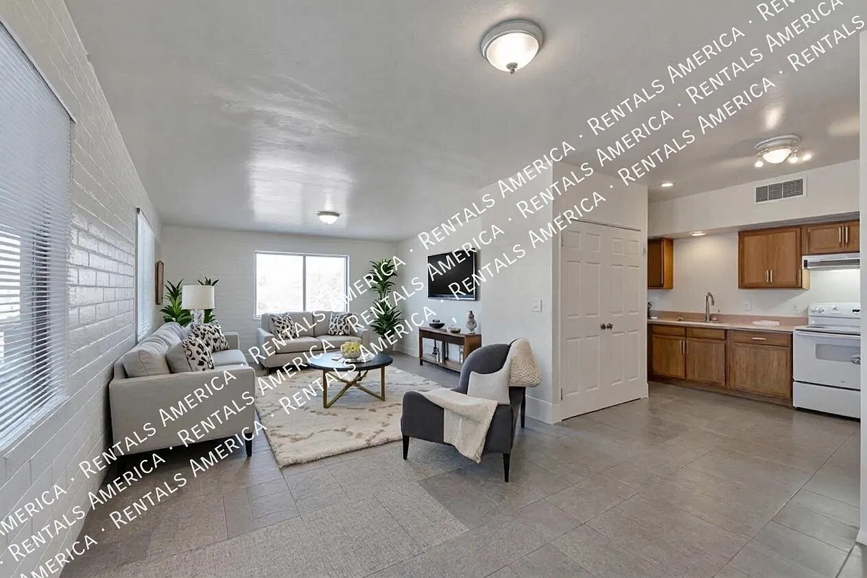 Bright and Spacious 3 Bedroom, 2 Bath Duplex — Photo 2