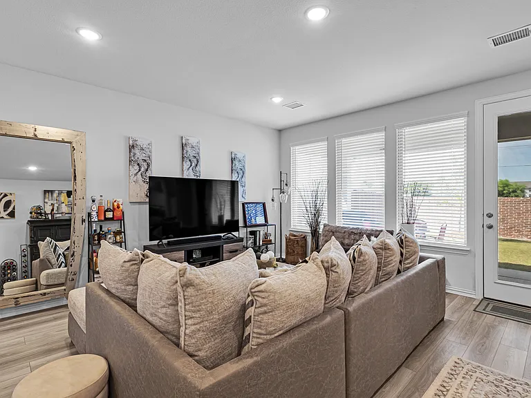 1116 Redcoat Dr — Photo 8