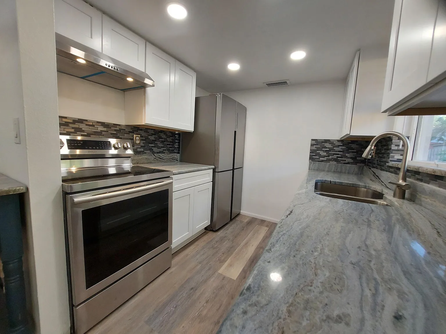 2 bed, 1000 sqft, $1,825 — Photo 4