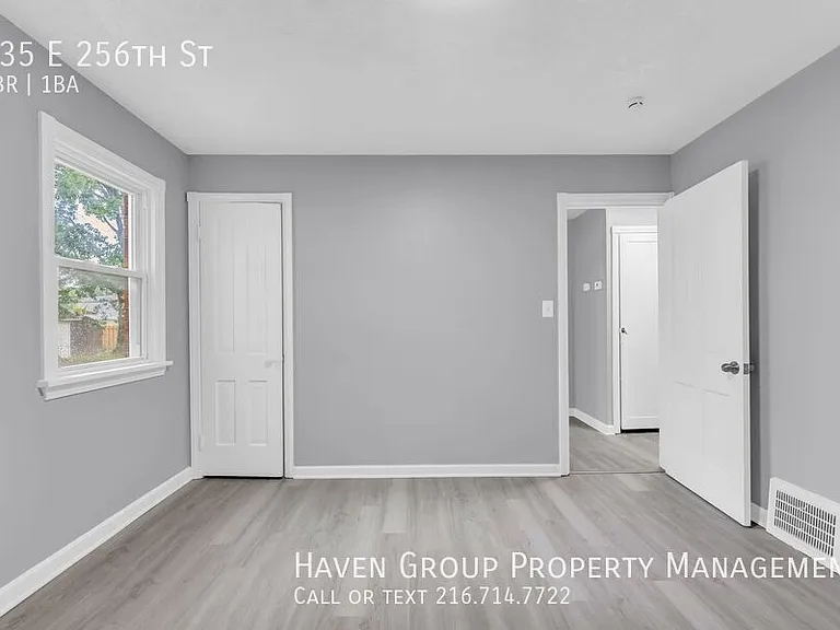 735 E 256th St — Photo 8