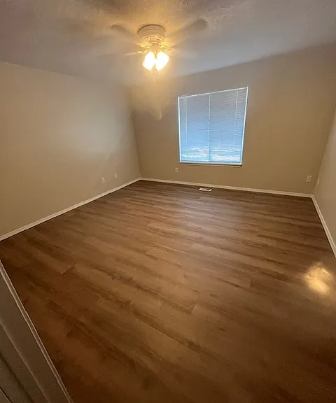 Large Master with NEW waterproof "wood" plank floor!