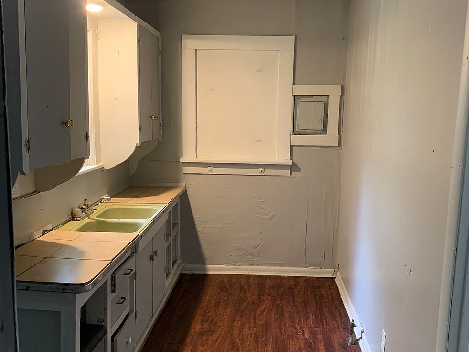 2nd image of 408 E 2nd St