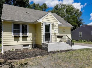 609 7th St E, Chaska, MN 55318