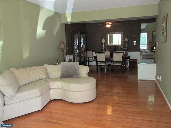 2nd image of 215 Yorktown Ct