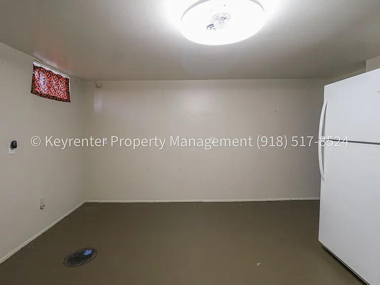 953 E 37th St S — Photo 36