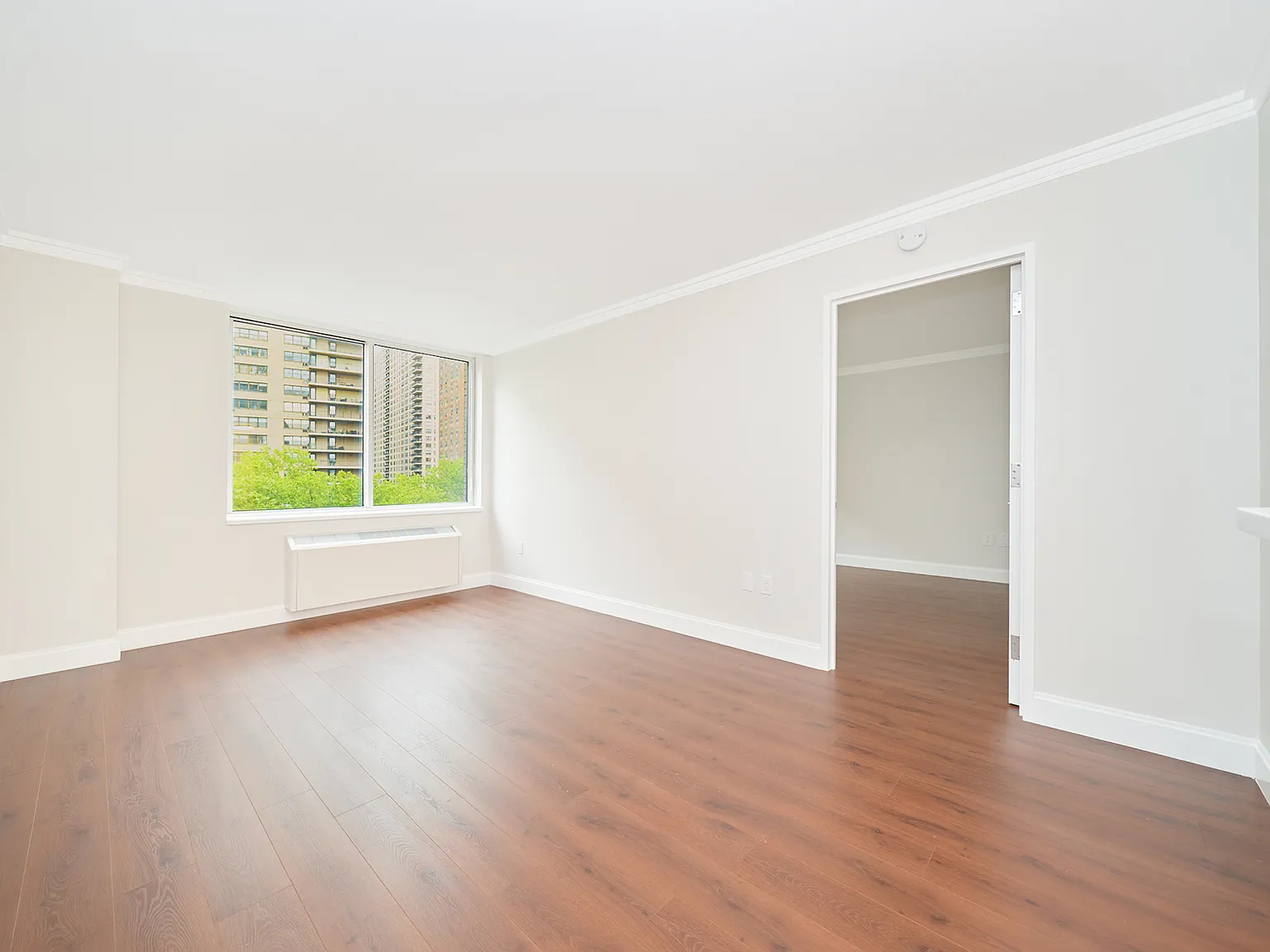 160 Riverside Boulevard — Photo 3