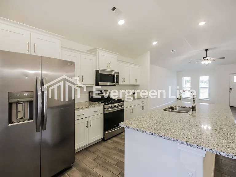 5900 Hoover St — Photo 6