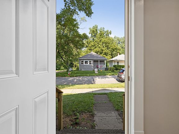 4th image of 1122 Emerson Ave