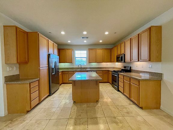 3rd image of 502-562 Camden Yards Way #554