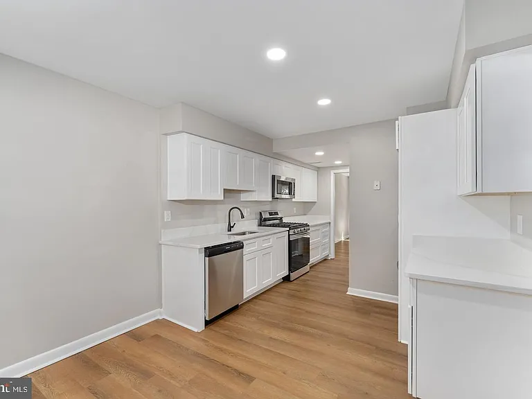 14843 Emberdale Dr — Photo 10