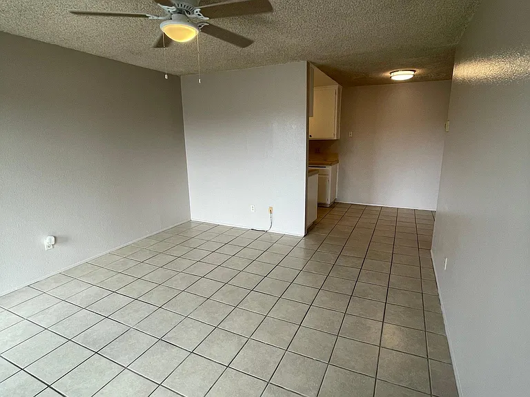 2004 D Ave #11 — Photo 3