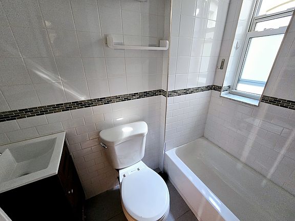 5th image of 4316 25th Ave APT 3L